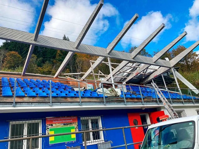 In der Nacht auf Donnerstag hat der St...Stadion in Todtnau komplett abgedeckt.  | Foto: Sarah Trinler