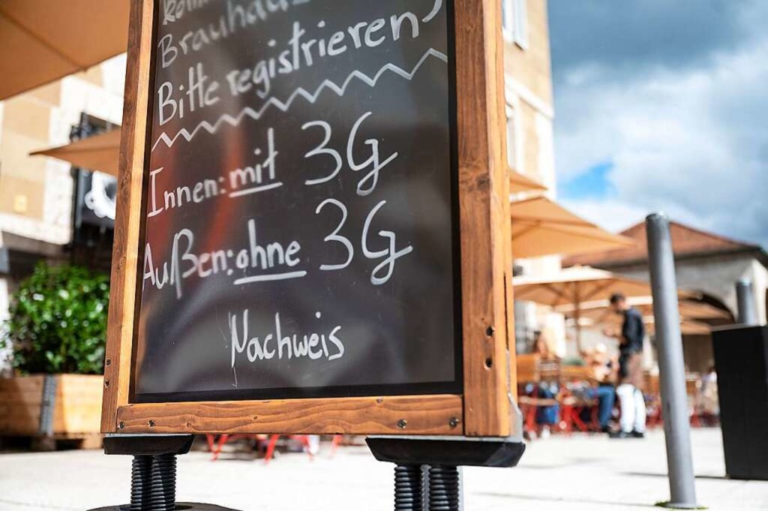 In der Gastronomie wird auf die 3G-Reg...211; aber werden sie auch eingehalten?  | Foto: Marijan Murat (dpa)