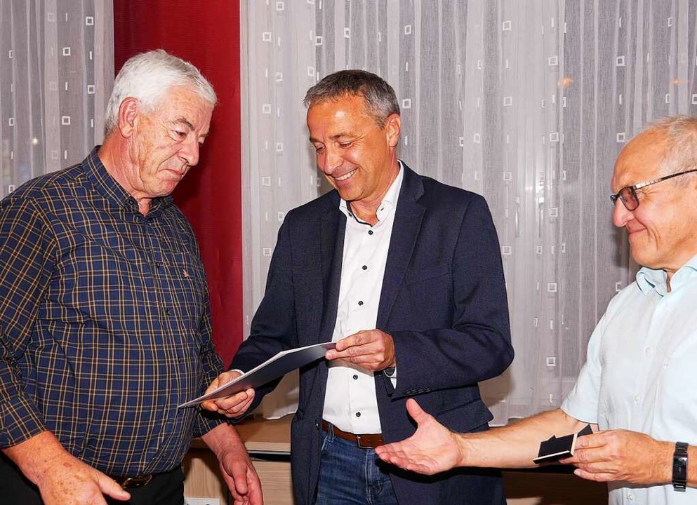 Theodor Ehret (links) wird von Reinhar...r Erhard Pfaff (rechts) dankt  Ehret.   | Foto: Eva Korinth