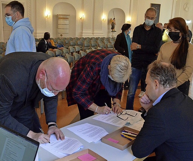 Kollegsdirektor Hans-Martin Rieder (li...liedern die Satzung des neuen Vereins.  | Foto: Sebastian Barthmes