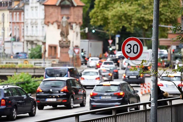 Ist der Verkehrsfluss bei  Tempo 30 ge...rae? Die Meinungen gehen auseinander.  | Foto: Rita Eggstein