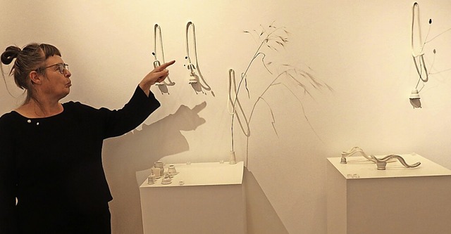 Die Knstlerin Judith Bloedjes und einige der ausgestellten Werke  | Foto: Bianca Flier