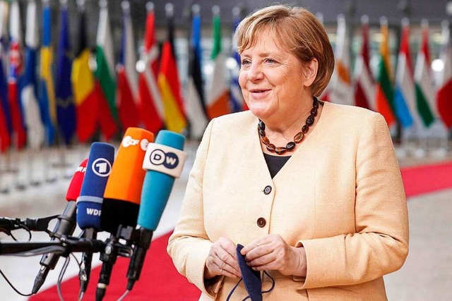 Es ist ihr 107. EU-Gipfel: Angela Merk...er Eingangserklrung vor Journalisten.  | Foto: OLIVIER HOSLET (AFP)