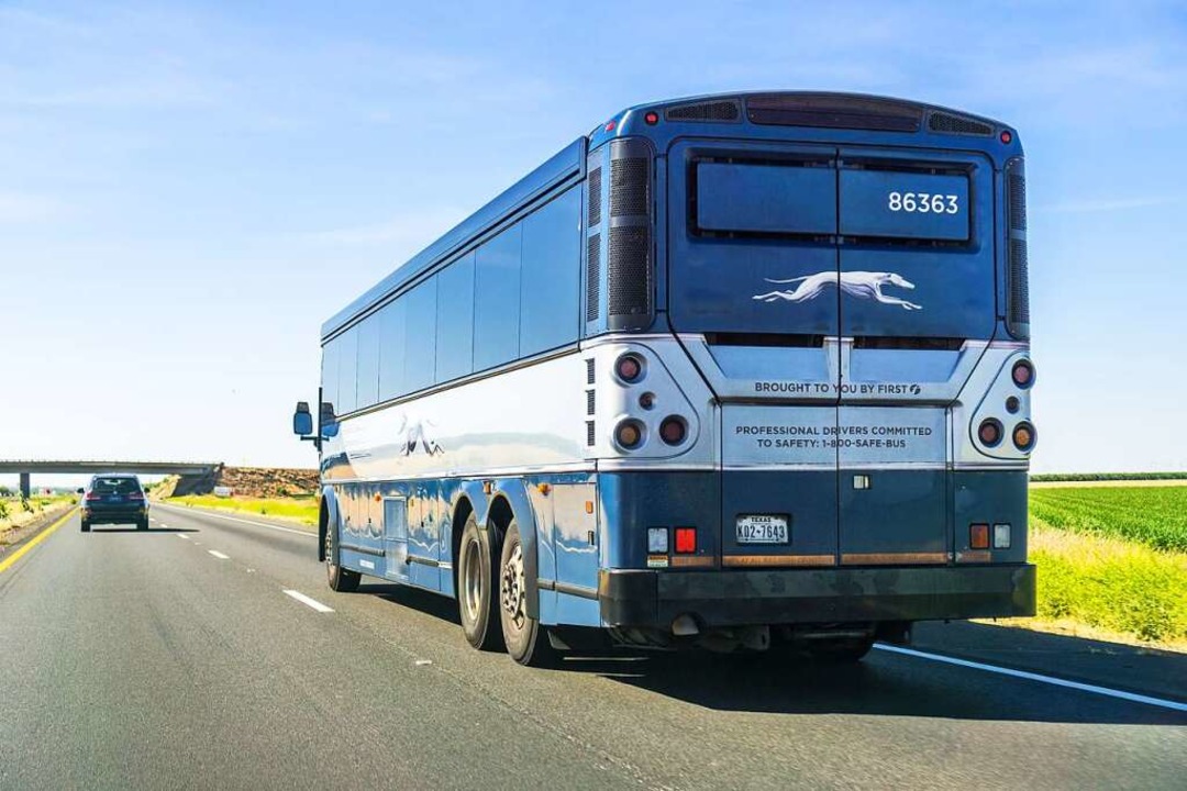 Ein Greyhound-Bus fährt durch die USA.   | Foto: stock