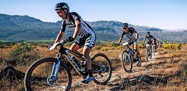 Simon Stiebjahn drckt beim Cape Epic an der Spitze  aufs Tempo.  | Foto: Shift Media