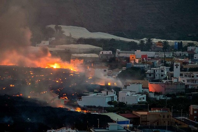 Lavastrme aus dem Vulkan zerstren H... Laguna auf der Kanareninsel La Palma.  | Foto: Saul Santos (dpa)