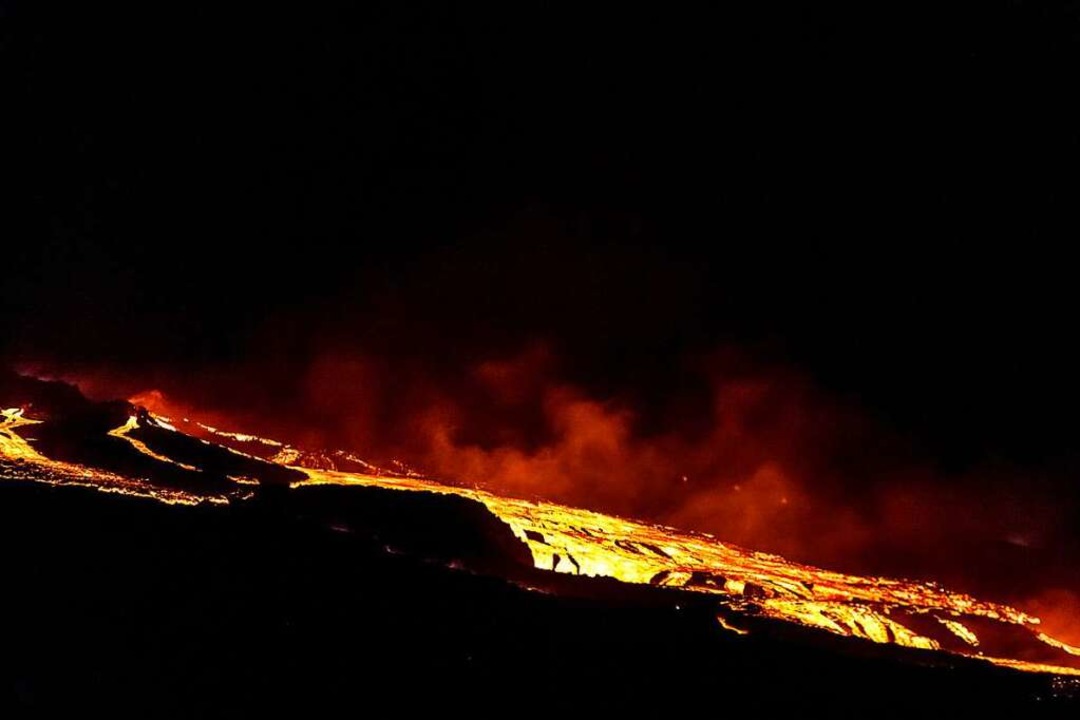 Lava fließt aus dem Vulkan Cumbre Vieja auf La Palma.  | Foto: Europa Press (dpa)