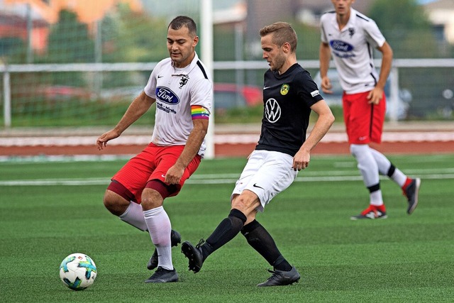 Ewig junges Derby: Peter Beha (rechts)...co Morath im Neustdter Jahnstadion.    | Foto: Wolfgang Scheu