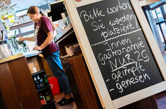 Einzelne Gastronomen lassen nur noch Geimpfte und Genesene herein.  | Foto: Julian Stratenschulte (dpa)