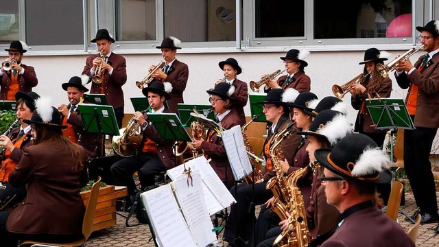 Beim Frhschoppen-Konzert in Horben wu... das Blasorchester Altenahr gesammelt.  | Foto: Hermann Steiert