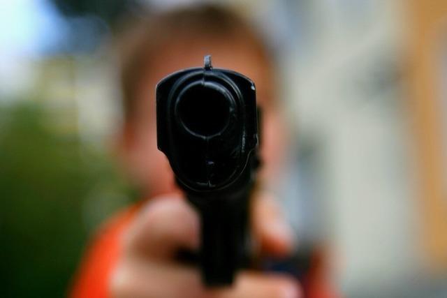 Zwei junge Männer mit Spielzeugpistolen sorgen für Großeinsatz der Polizei