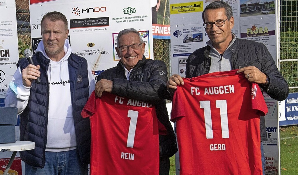 FC-Vorsitzender Mike Muser (links) mit Reinhold und Gerd Lehmann  | Foto: Volker Münch
