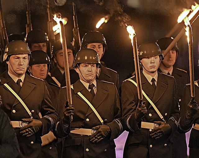 Groer Zapfenstreich in Berlin  | Foto: Christophe Gateau (dpa)