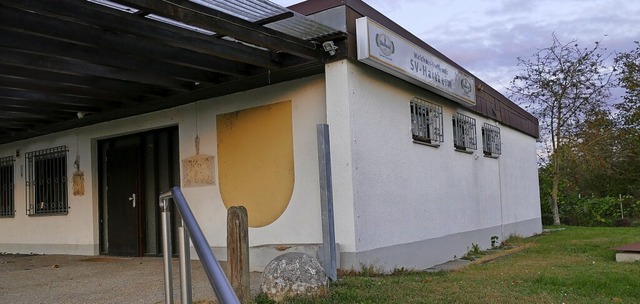 Das Wappen des SV Hartheim fehlt schon... das gesamte Clubheim saniert werden.   | Foto: Frank Schoch