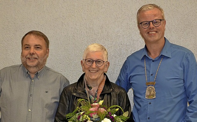 Die Zunftmeister Jochen Mayer (links) ...Rita Hogenmller zur Ehrenzunftrtin.   | Foto: Verein