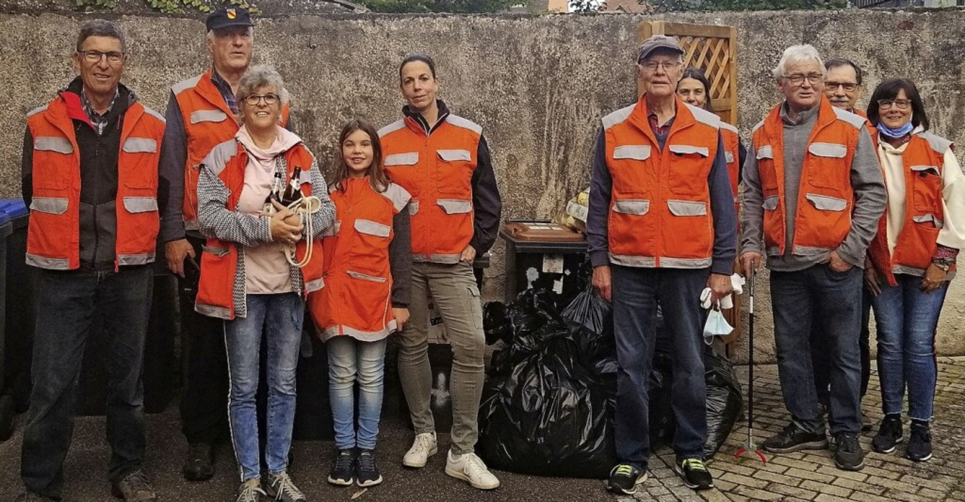 Bürgerinnen und Bürger trafen sich und...m letzten Mal in diesem Jahr Müll ein.  | Foto: Isabella Marchegiani
