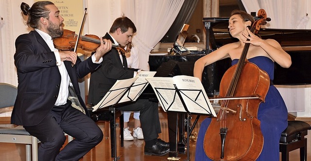 Das Trio &#8222;Bohmo&#8220;: Matous ... und Kristina Vocetkov (Violoncello).  | Foto: Thomas Biniossek