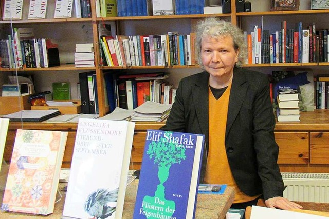 Auch Bcher kleiner Verlage und abseit...t Christa Peiseler ihre Buchhandlung.  | Foto: Susanne Kerkovius