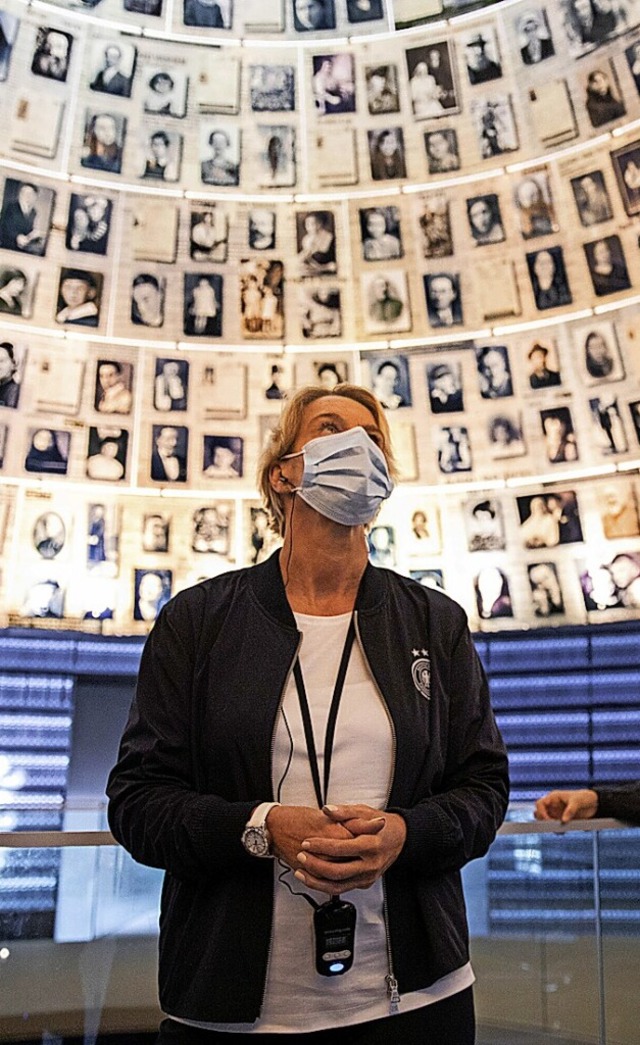 Bundestrainerin Martina Voss-Tecklenbu... der Holocaust-Gedenksttte Yad Vashem  | Foto: Maja Hitij (dpa)