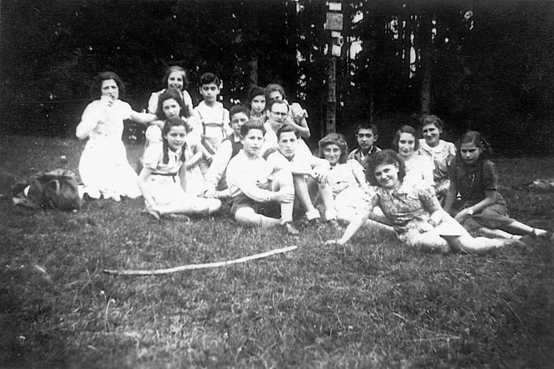 Die Kinder der jüdischen Zwangsschule ...t Lehrer Adolf Paul Reutlinger (Mitte)  | Foto: Archiv Wiltrude Henne-Lavelle