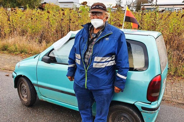 Stefan Stanchev vor seinem fahruntchtigen Wagen  | Foto: Karl Kovacs