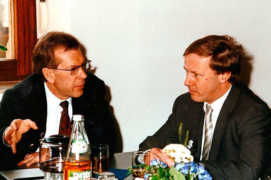 Peter Weiß 1998 (r.) im Gespräch mit d...nswälder Bürgermeister Reinhold Scheer  | Foto: Horst Dauenhauer