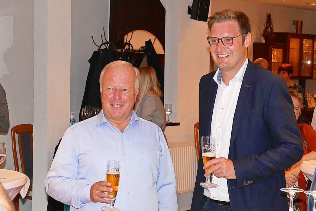 Peter Weiß feiert am Wahlabend mit Yan...s Direktmandat für die CDU geholt hat.  | Foto: Micahel Sträter
