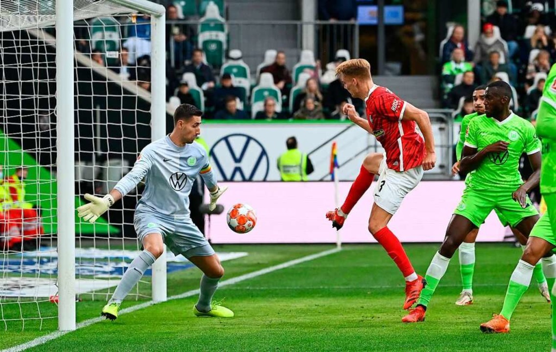 Philipp Lienhart erzielt das 1:0 für den SC Freiburg.  | Foto: INA FASSBENDER (AFP)