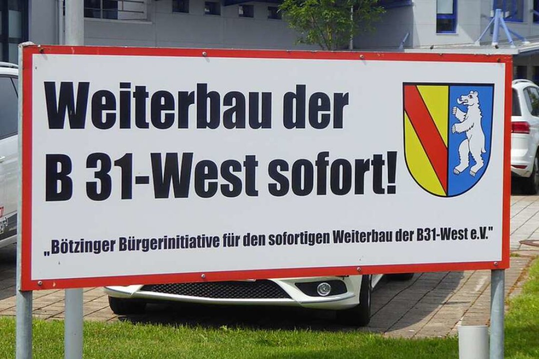 Mit Schildern wirbt die Bötzinger Bürg...r den Weiterbau der B 31 bis Breisach.  | Foto: manfred frietsch