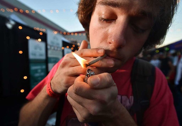 Cannabis zu legalisieren knnte ein fa...ndliche, sagt Suchtexperte Daniel Ott.  | Foto: JOSH EDELSON (AFP)