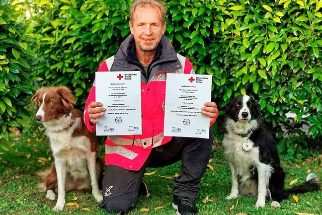 Hans-Dieter Eberenz mit seinen Rettungshunden Cassy (links) und Kimba (rechts).  | Foto: Privat