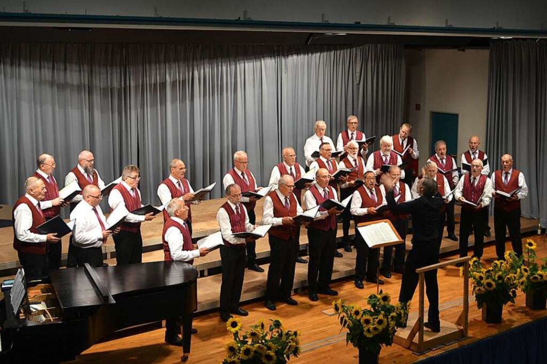 Die Chorgemeinschaft Dreiklang mit Dir...t in der Benedikt-Winterhalder-Halle.   | Foto: Liane Schilling