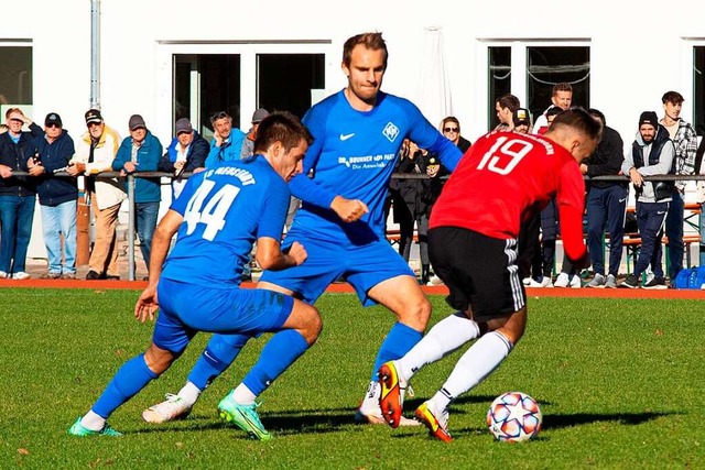 Sime Fantov und Rick Kiefer vom FCN  bedrngen den berlinger Schorpp.  | Foto: Wolfgang Scheu