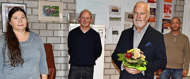 Der Vorstand wurde wiedergewhlt: Evel...tmann; rechts  Regisseur Simon Rsch.   | Foto: Barbara Ruda