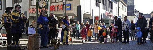 Mittelalterliche Klnge und Gesnge bo...t gefllten Bad Sckinger Innenstadt.   | Foto: Maria Schlageter