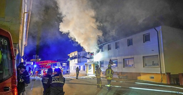 Nach den Lscharbeiten bei einem Brand...mittlungen der Polizei dauern noch an.  | Foto: Marco Drr/Einsatzreport 24