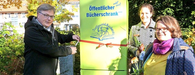 Der &#8222;ffentliche Bcherschrank&#...ka Molitor (Mitte) und Kerstin Dring.  | Foto: Sigrid Schneider