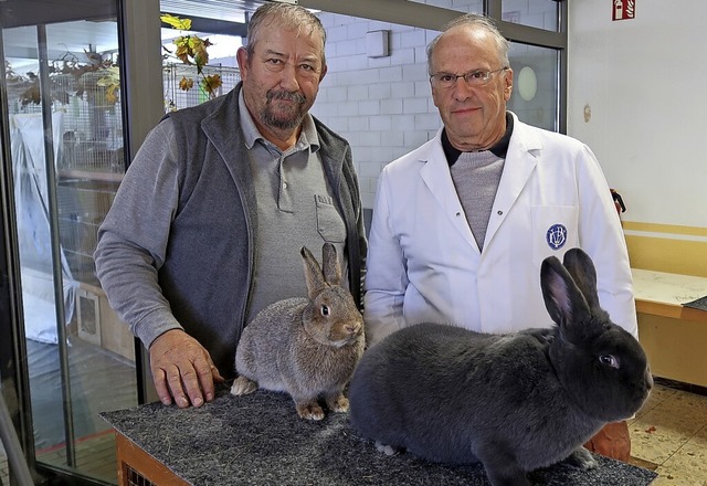 Preisrichter Gerhard Lutz (rechts) und...ie beiden Tagessieger des Wettbewerbs.  | Foto: Christine Weirich