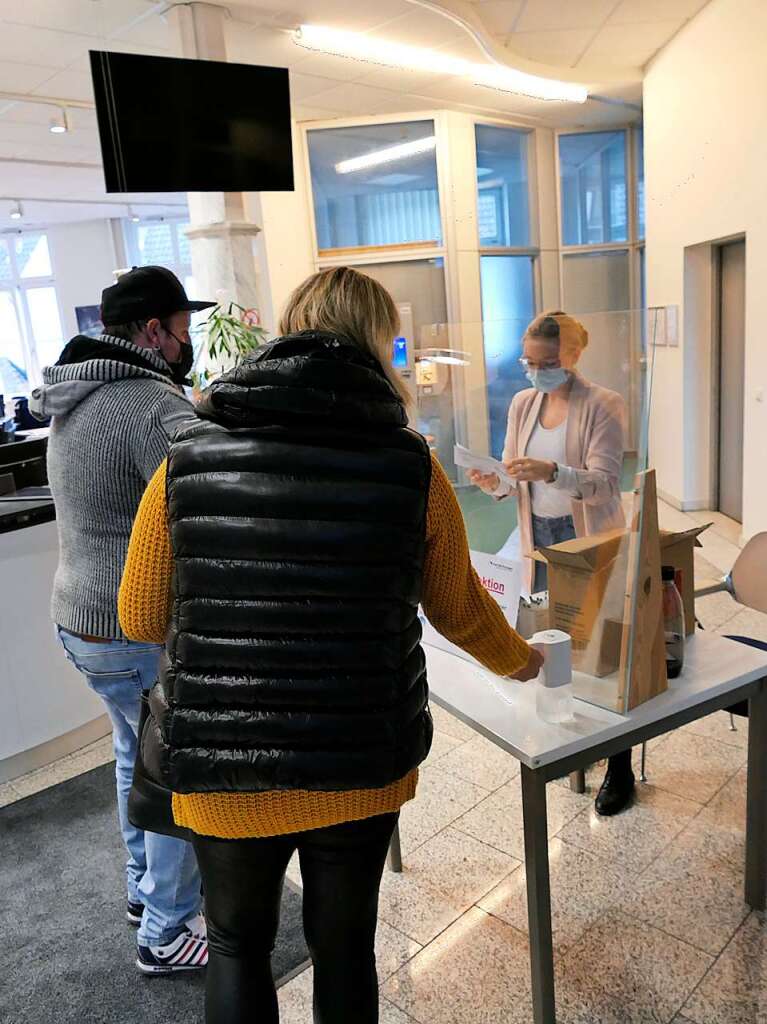 Der Wahltag begann verhalten, doch bis zum Schluss kamen Whlerinnen und Whler, wie hier im Wahlbezirk Rathaus.