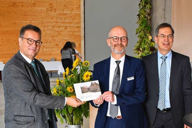 Amtsleiter Peter Ackermann (Mitte) be...hen Bildungszentrums auf der Hochburg.  | Foto: Benedikt Sommer