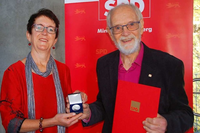 Eveline Klein bergibt Wilhelm Hundorf die Willy-Brandt-Medaille.  | Foto: Petra Wunderle