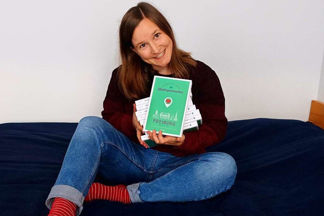 Maria-Xenia Hardt mit ihrem Buch  | Foto: Maria-Xenia Hardt