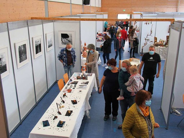 Die Ausstellung in der Diersburger Halle stie auf groes Interesse.  | Foto: Susanne Kerkovius