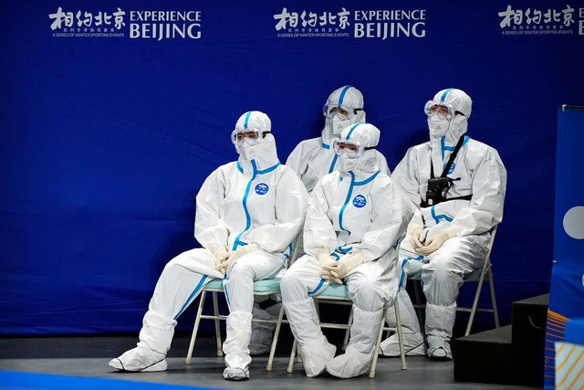 Medizinisches Personal berwacht Eisku...fer bei einem Testwettkampf in Peking.  | Foto: Mark Schiefelbein (dpa)