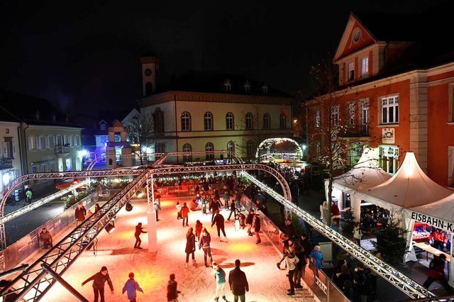 Die Eisbahn auf dem Markgrfler Platz ...nde Eislufer und Zuschauer angezogen.  | Foto: Volker Mnch