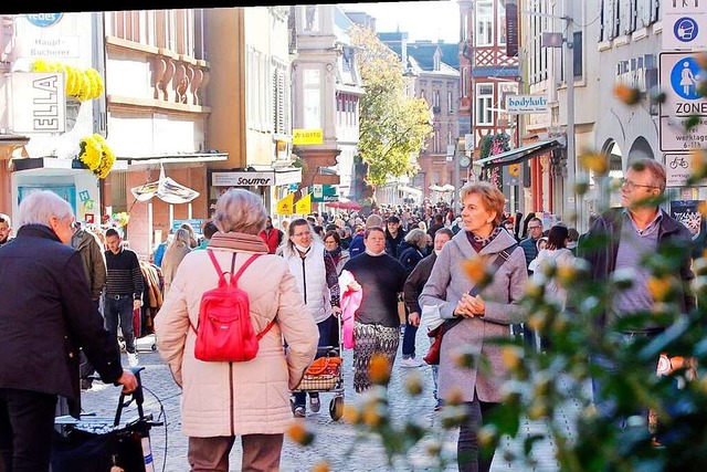 Am Mantelsonntag war in der Innenstadt so viel los wie lange nicht mehr.   | Foto: Heidi Fel