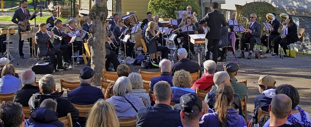 Fr den Musikverein Schwrstadt war da...hulhof der erste Auftritt seit langem.  | Foto: Rolf Reimann