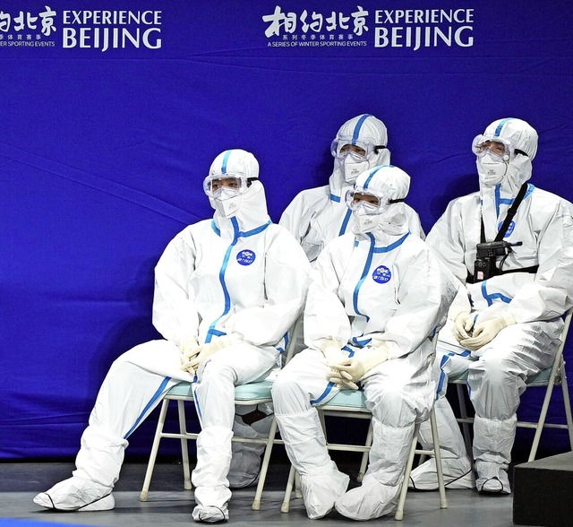 Medizinisches Personal berwacht Eisku...tkampf fr die Winterspiele in Peking.  | Foto: Mark Schiefelbein (dpa)