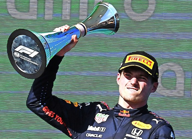 Max Verstappen in Austin mit dem Siegerpokal   | Foto: ROBYN BECK (AFP)