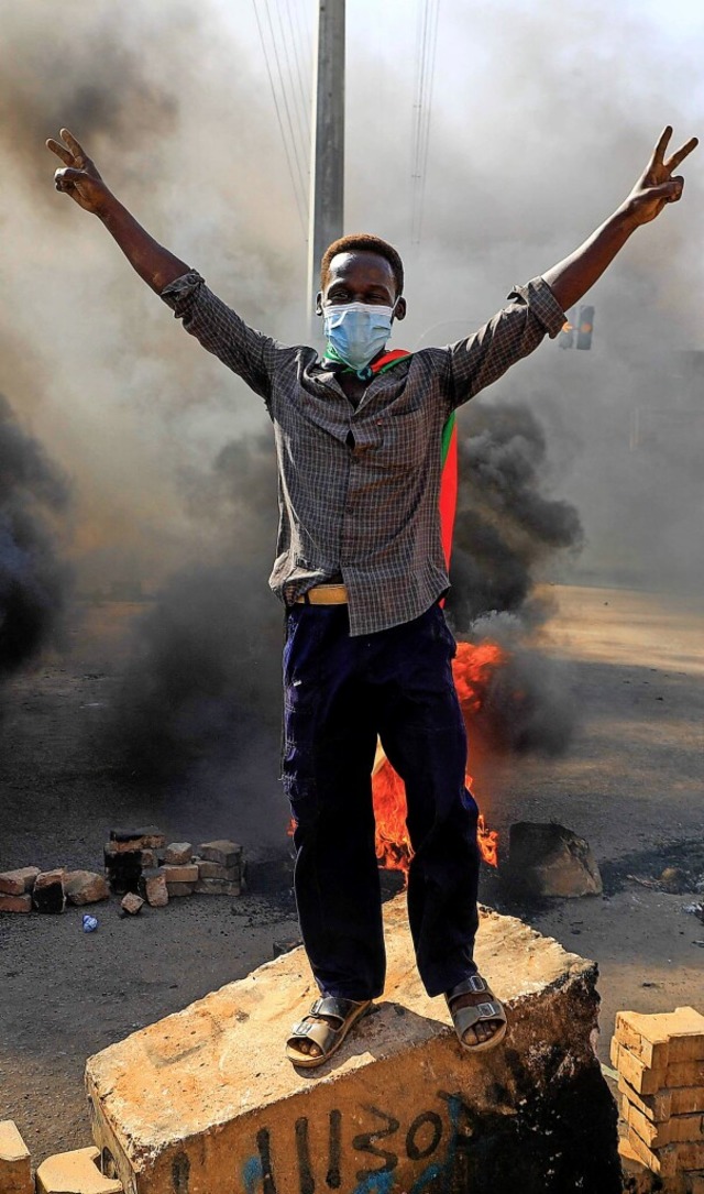 Widerstand gegen die Putschisten: Demo...adt Khartum eine Strae zu blockieren.  | Foto: - (AFP)